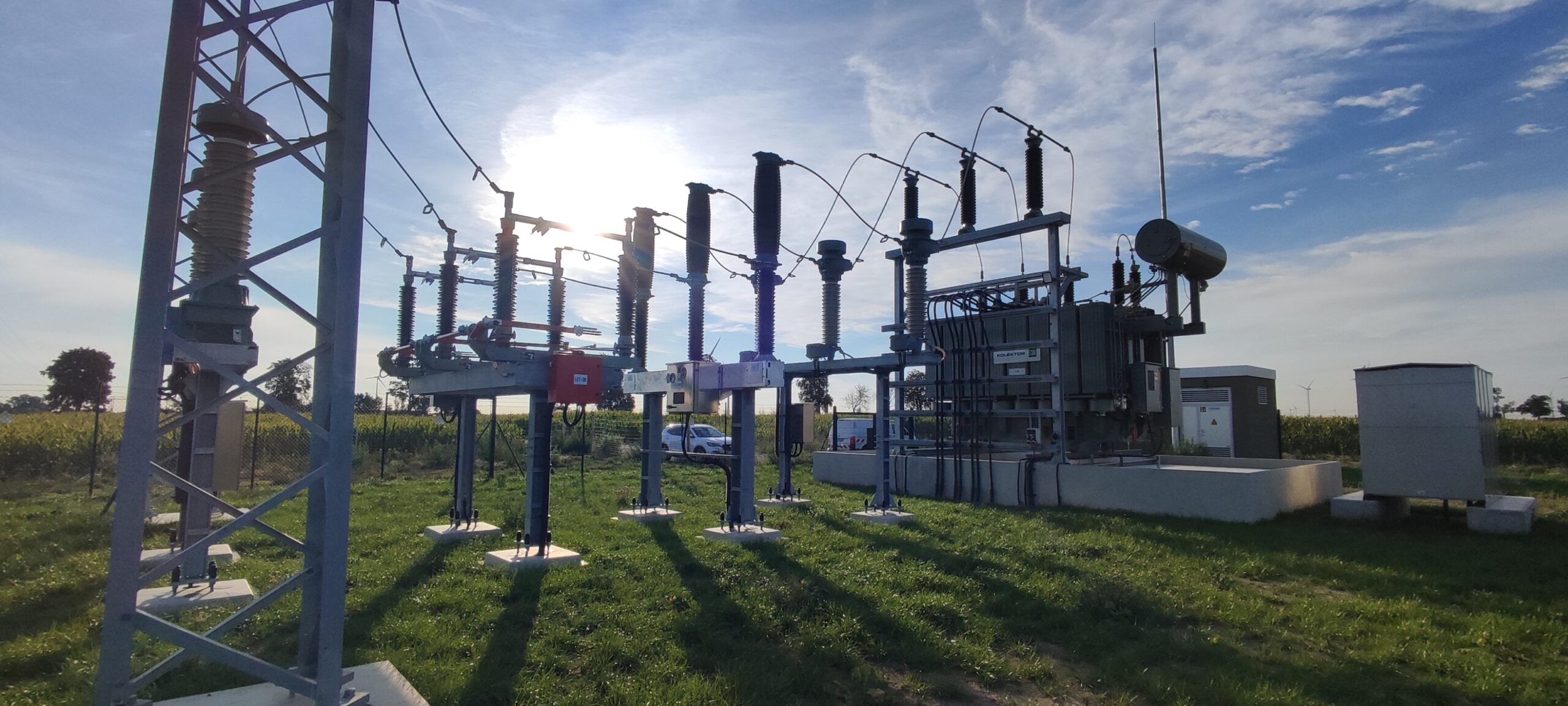 Umspannwerk mit Transformator und Hochspannungsschaltanlage